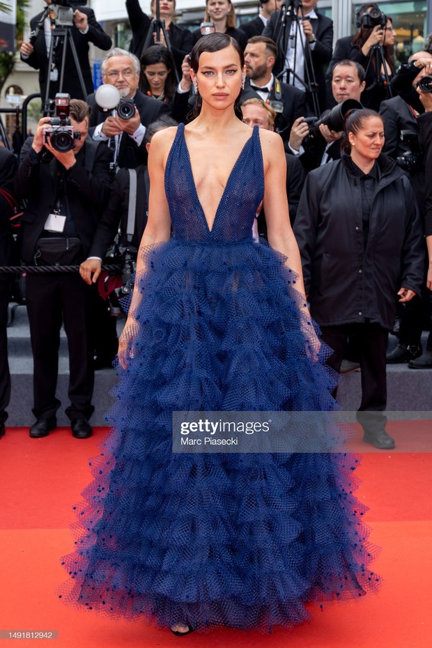 Thảm Đỏ Cannes 2023: Naomi Campbell thiêu đốt dàn sao đình đám!