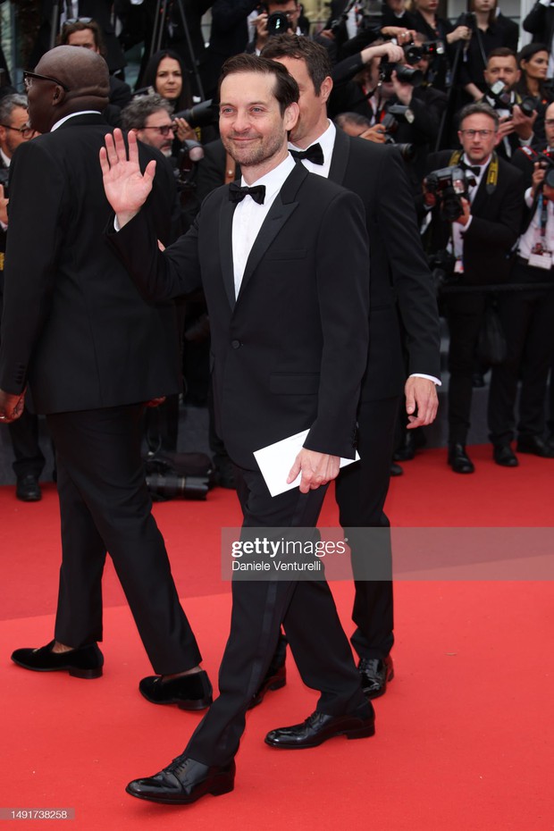 Thảm Đỏ Cannes 2023: Naomi Campbell thiêu đốt dàn sao đình đám!