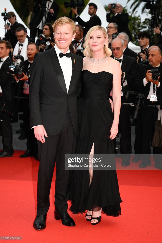 Thảm Đỏ Cannes 2023: Naomi Campbell thiêu đốt dàn sao đình đám!