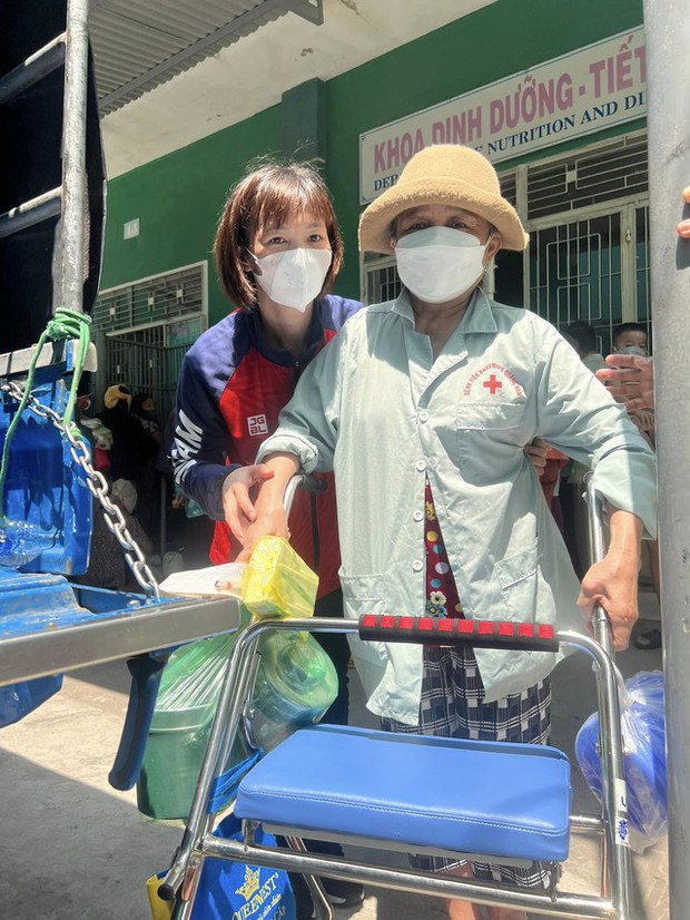 Thùy Trang - Cầu thủ nữ Việt Nam HCV SEA Games, làm từ thiện giúp đỡ đồng bào