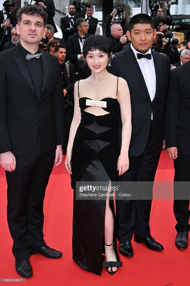 Thảm Đỏ Cannes 2023: Naomi Campbell thiêu đốt dàn sao đình đám!