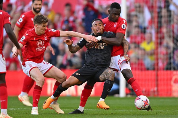 Man City chính thức vô địch Ngoại hạng Anh sau khi Arsenal thua thất vọng trước Nottingham Forest