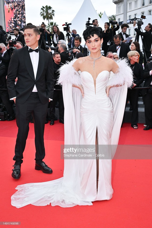 Thảm Đỏ Cannes 2023: Naomi Campbell thiêu đốt dàn sao đình đám!