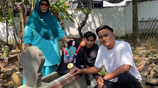 Thủ môn U22 Indonesia đem huy chương vàng SEA Games 32 khoe với người cha quá cố