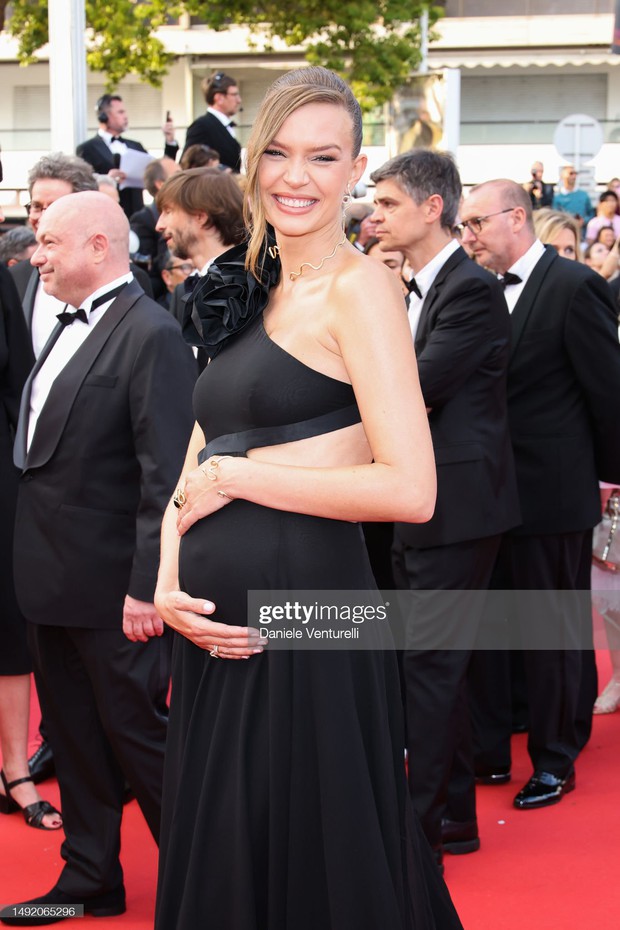 Thảm đỏ Cannes 2023 ngày 6: Jennifer Lawrence đi dép xỏ ngón, Lưu Thi Thi - Joo Ji Hoon đẹp bất chấp “ống kính hung thần” - Ảnh 11.