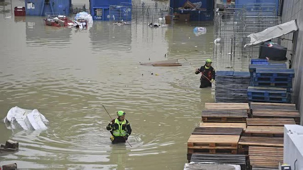Chùm ảnh: Lũ lụt lịch sử càn quét quốc gia châu Âu, tàn phá khủng khiếp khiến nhiều người thiệt mạng - Ảnh 2.