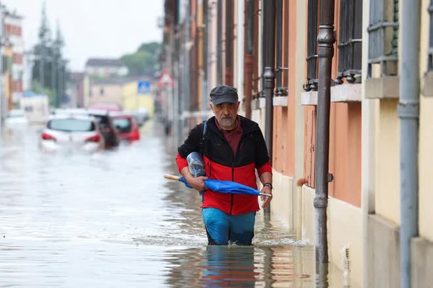 Chùm ảnh: Lũ lụt lịch sử càn quét quốc gia châu Âu, tàn phá khủng khiếp khiến nhiều người thiệt mạng - Ảnh 8.