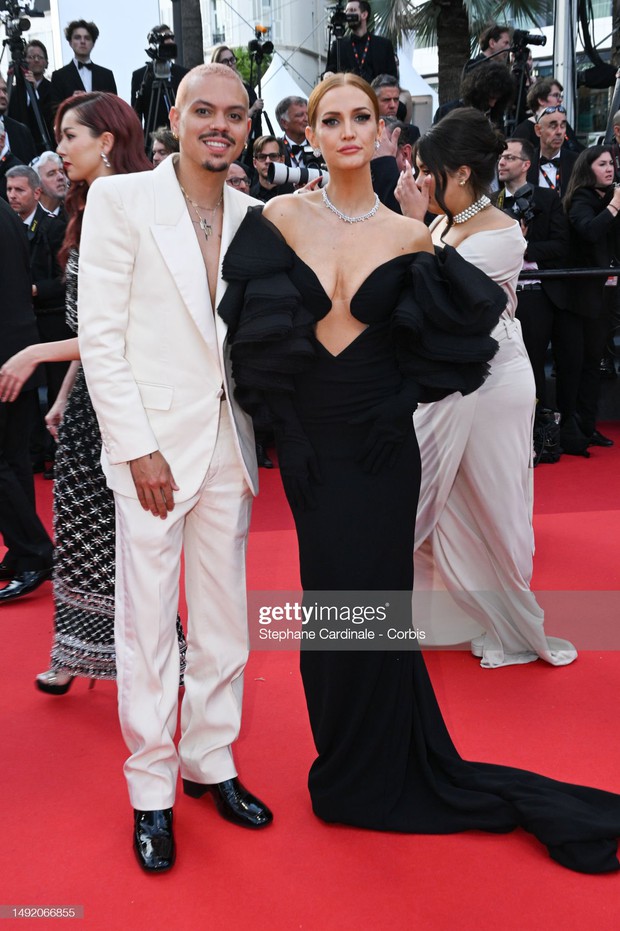 Thảm đỏ Cannes 2023 ngày 6: Jennifer Lawrence đi dép xỏ ngón, Lưu Thi Thi - Joo Ji Hoon đẹp bất chấp “ống kính hung thần” - Ảnh 16.