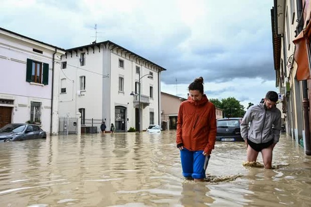 Chùm ảnh: Lũ lụt lịch sử càn quét quốc gia châu Âu, tàn phá khủng khiếp khiến nhiều người thiệt mạng - Ảnh 7.