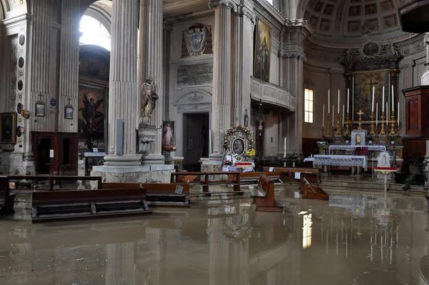 Chùm ảnh: Lũ lụt lịch sử càn quét quốc gia châu Âu, tàn phá khủng khiếp khiến nhiều người thiệt mạng - Ảnh 6.