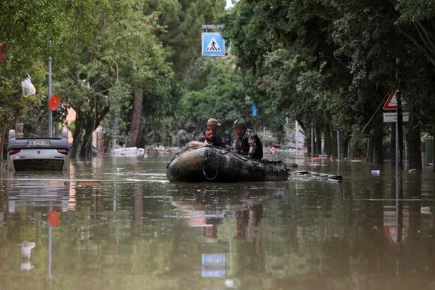 Chùm ảnh: Lũ lụt lịch sử càn quét quốc gia châu Âu, tàn phá khủng khiếp khiến nhiều người thiệt mạng - Ảnh 5.