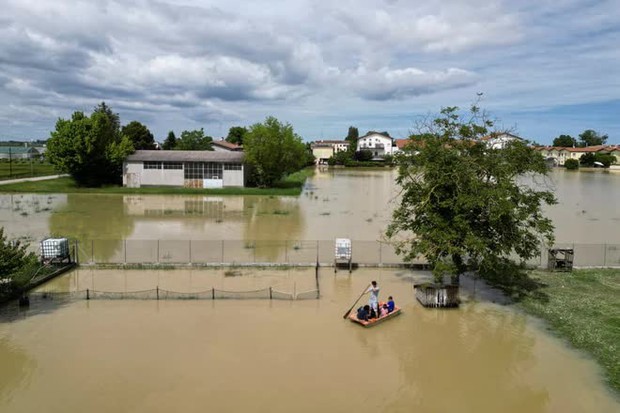 Chùm ảnh: Lũ lụt lịch sử càn quét quốc gia châu Âu, tàn phá khủng khiếp khiến nhiều người thiệt mạng - Ảnh 4.