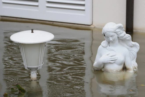 Chùm ảnh: Lũ lụt lịch sử càn quét quốc gia châu Âu, tàn phá khủng khiếp khiến nhiều người thiệt mạng - Ảnh 3.