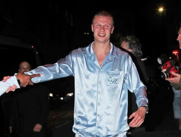 Haaland và bạn gái 'gây bão' với đồ ngủ táo bạo ở tiệc vô địch Man City