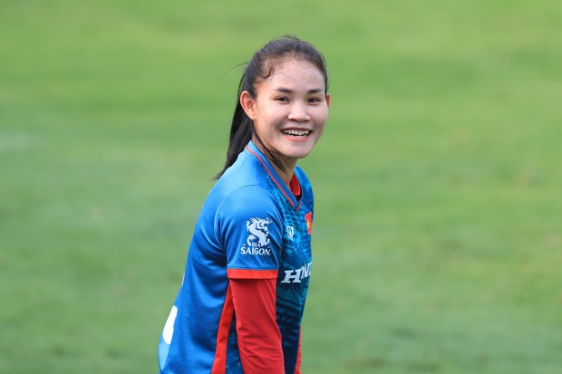 Huỳnh Như và đồng đội vui vẻ với bài tập tạo hứng khởi trước World Cup 2023