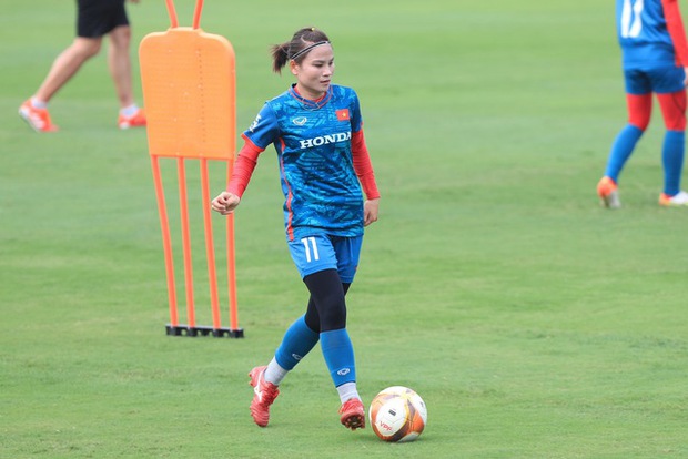 Huỳnh Như và đồng đội vui vẻ với bài tập tạo hứng khởi trước World Cup 2023