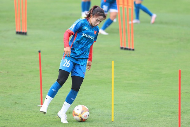 Huỳnh Như và đồng đội vui vẻ với bài tập tạo hứng khởi trước World Cup 2023