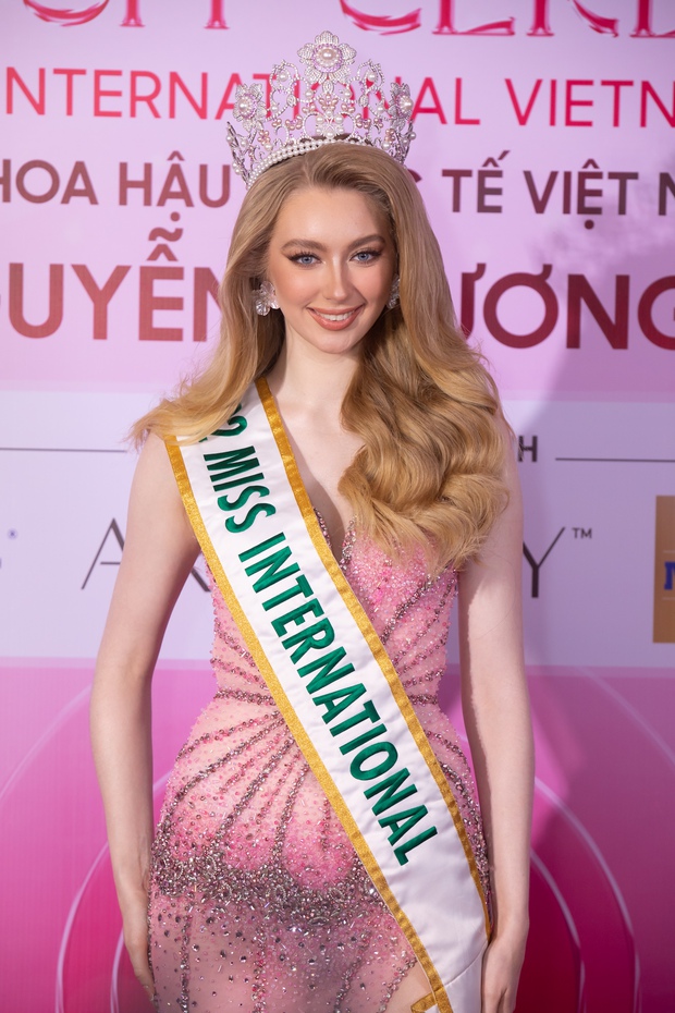 Phương Nhi chính thức trở thành Miss International Vietnam 2023: Dàn mỹ nhân đến ủng hộ, Thảo Nhi Lê xuất hiện gây sốt - Ảnh 3.