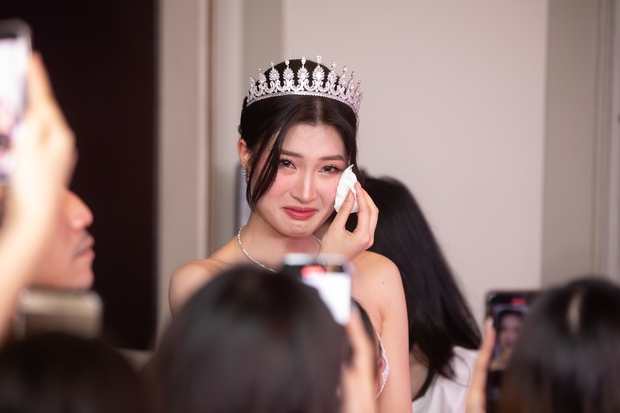Phương Nhi chính thức trở thành Miss International Vietnam 2023: Dàn mỹ nhân đến ủng hộ, Thảo Nhi Lê xuất hiện gây sốt - Ảnh 15.
