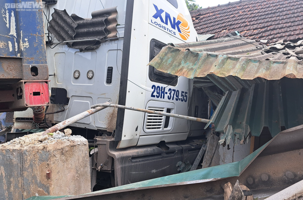 Xe container lao vào nhà dân, đâm gãy chân một phụ nữ - Ảnh 2. Xe container lao vào nhà dân, đâm gãy chân một phụ nữ - Ảnh 2.