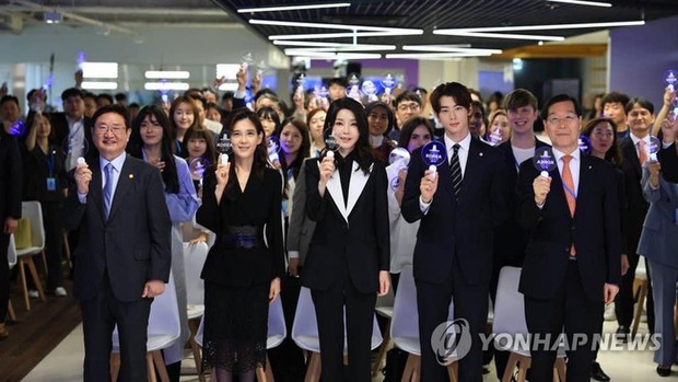 Đệ nhất Phu nhân Hàn Quốc và Công chúa Samsung lên đồ tinh tế khi dự sự kiện - Ảnh 1.