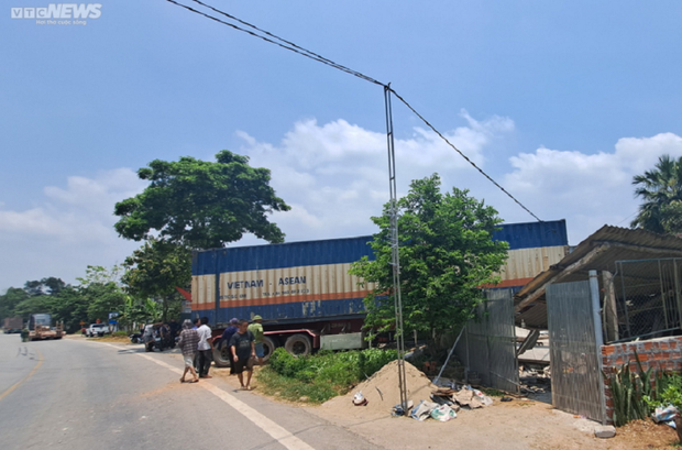 Xe container lao vào nhà dân, đâm gãy chân một phụ nữ - Ảnh 1. Xe container lao vào nhà dân, đâm gãy chân một phụ nữ - Ảnh 1.
