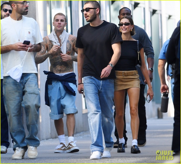 Justin Bieber cởi áo, khoe loạt hình xăm khủng khi đi chơi cùng vợ - Ảnh 3.