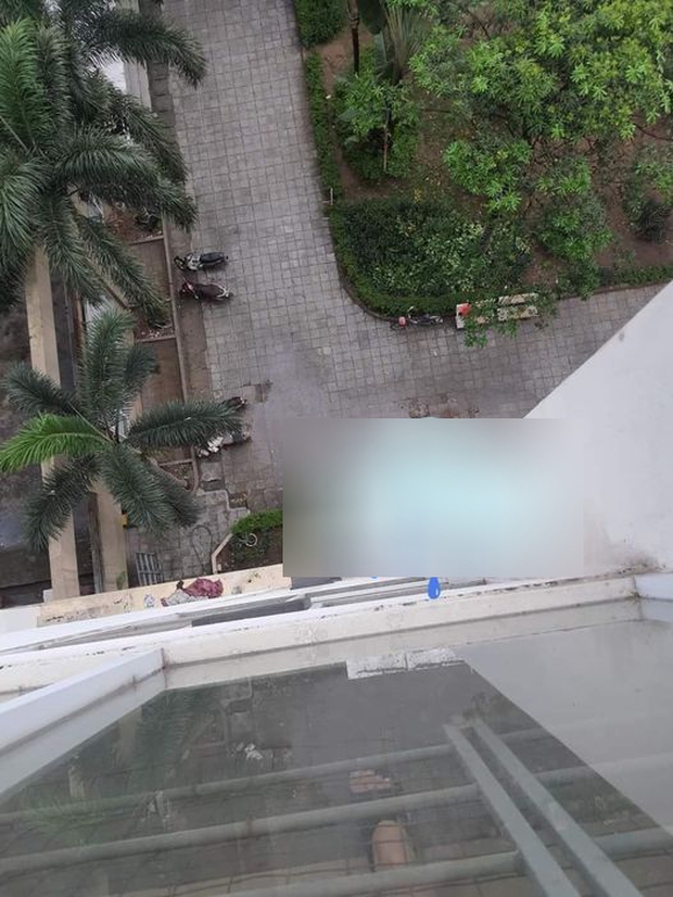 Hà Nội: Bé gái 4 tuổi rơi từ tầng 12 chung cư xuống đất tử vong - Ảnh 1. Hà Nội: Bé gái 4 tuổi rơi từ tầng 12 chung cư xuống đất tử vong - Ảnh 1.