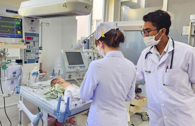 Vụ bé gái sơ sinh bị bạo hành nguy kịch: Khởi tố cha dượng tội giết người - Ảnh 2. Vụ bé gái sơ sinh bị bạo hành nguy kịch: Khởi tố cha dượng tội giết người - Ảnh 2.