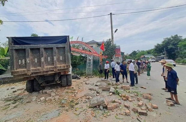 Ô tô tải mất lái gây tai nạn liên hoàn ở Hà Tĩnh - Ảnh 1. Ô tô tải mất lái gây tai nạn liên hoàn ở Hà Tĩnh - Ảnh 1.