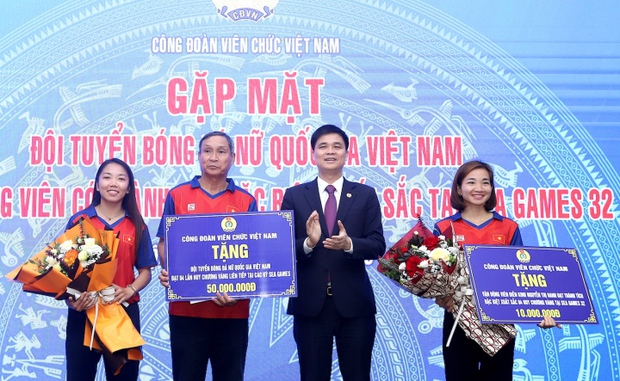Quả Bóng Bạc Việt Nam ngưỡng mộ Nguyễn Thị Oanh: Chạy với em chắc chị hít khói - Ảnh 1.