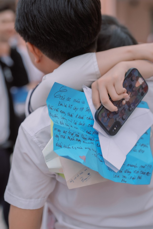 Học sinh lớp 12 trao nhau cái ôm, viết vội dòng lưu bút ngày bế giảng: Hóa ra trưởng thành cũng là lúc phải nói lời tạm biệt - Ảnh 4.