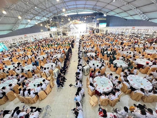 Xôn xao hình ảnh lễ tổng kết năm học hoành tráng - Ảnh 1. Xôn xao hình ảnh lễ tổng kết năm học hoành tráng - Ảnh 1.