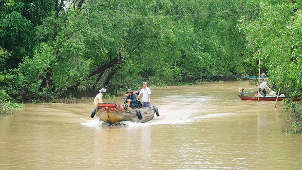 Nhiều gia đình và người nổi tiếng tới Vĩnh Long gặp Thúy Liễu, khiến du lịch địa phương thêm hot - Ảnh 5.