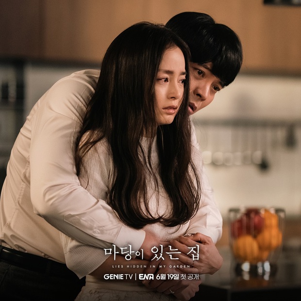 Loạt ảnh của Kim Tae Hee và “chồng” trong phim mới - Ảnh 1.