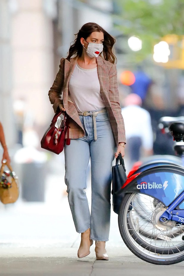10 cách mặc quần jeans đơn giản mà siêu sang của Anne Hathaway - Ảnh 10.