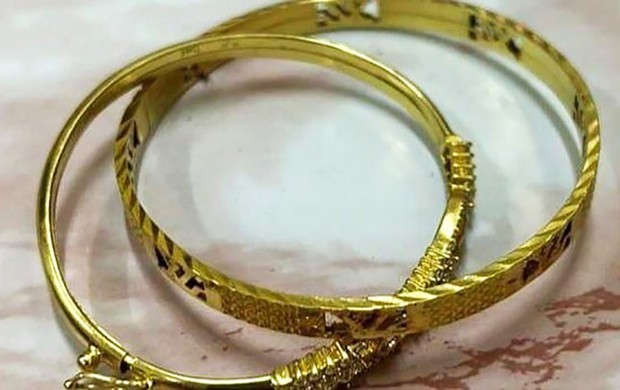 Nam thanh niên hỏi mua 2 vòng vàng tặng bạn gái rồi cướp giật - Ảnh 2.