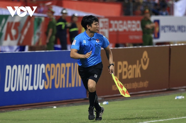 Tình huống từ chối bàn thắng gây tranh cãi ở trận CLB Công an Hà Nội 2-1 SLNA - Ảnh 2.
