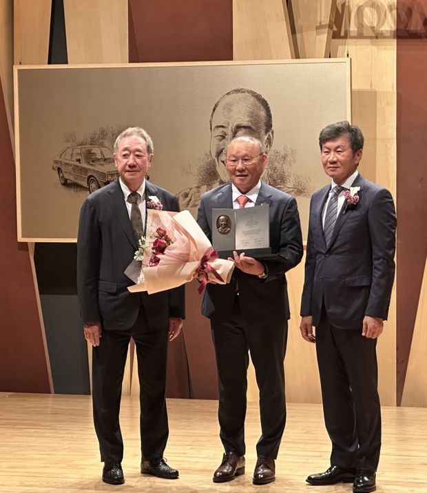 HLV Park Hang Seo vinh dự đón nhận giải thưởng sáng tạo Pony Chung