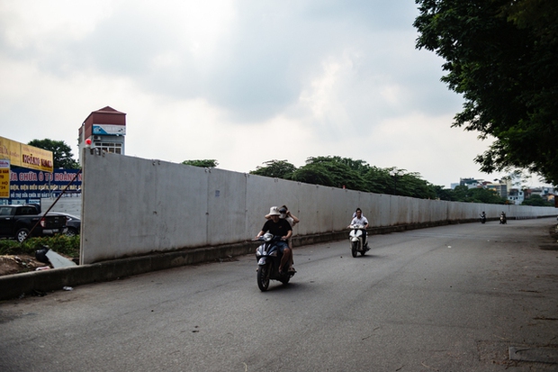 Hà Nội: Tường rào bê tông bất thường cản trở giao thông tại khu vực đường Vành đai 2,5 - Ảnh 1. Hà Nội: Tường rào bê tông bất thường cản trở giao thông tại khu vực đường Vành đai 2,5 - Ảnh 1.