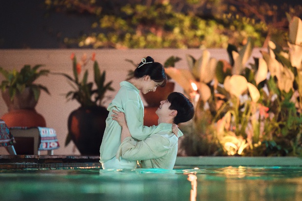 Khung hình lãng mạn dưới hồ bơi của Yoona và Lee Jun Ho - Ảnh 2.