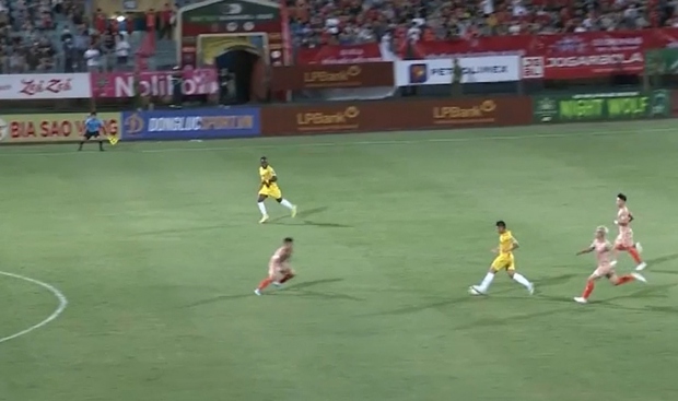 Tình huống từ chối bàn thắng gây tranh cãi ở trận CLB Công an Hà Nội 2-1 SLNA - Ảnh 1.