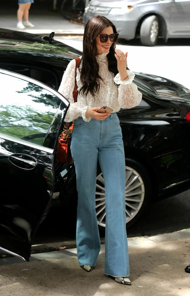 10 cách mặc quần jeans đơn giản mà siêu sang của Anne Hathaway - Ảnh 8.