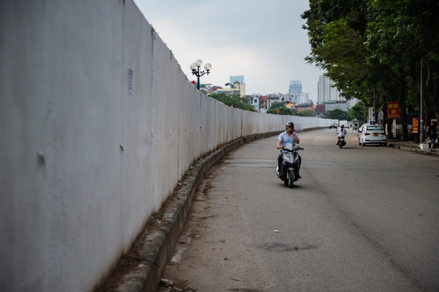Hà Nội: Tường rào bê tông bất thường cản trở giao thông tại khu vực đường Vành đai 2,5 - Ảnh 8.