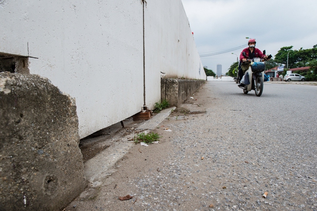 Hà Nội: Tường rào bê tông bất thường cản trở giao thông tại khu vực đường Vành đai 2,5 - Ảnh 6.