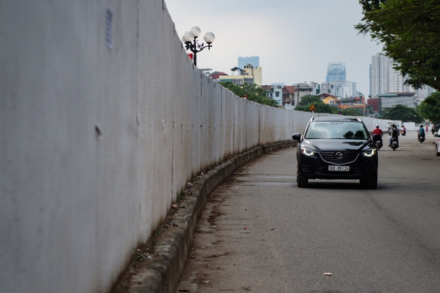 Hà Nội: Tường rào bê tông bất thường cản trở giao thông tại khu vực đường Vành đai 2,5 - Ảnh 5.