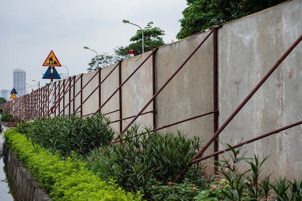 Hà Nội: Tường rào bê tông bất thường cản trở giao thông tại khu vực đường Vành đai 2,5 - Ảnh 4.