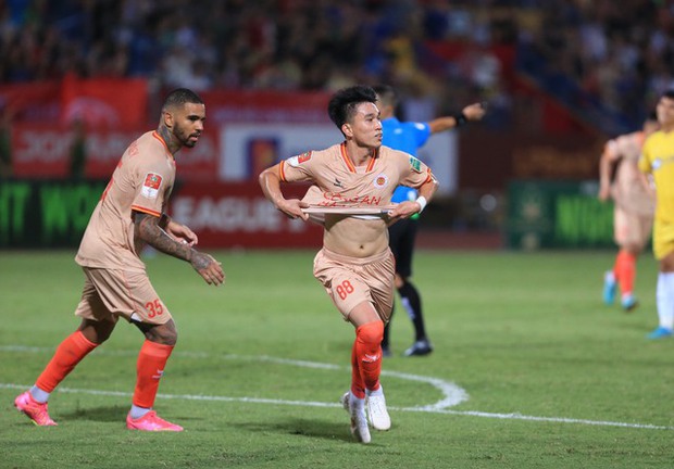 Tiền vệ U22 Việt Nam toả sáng, CLB CAHN ngược dòng giành chiến thắng trước SLNA - Ảnh 2. Tiền vệ U22 Việt Nam toả sáng, CLB CAHN ngược dòng giành chiến thắng trước SLNA - Ảnh 2.