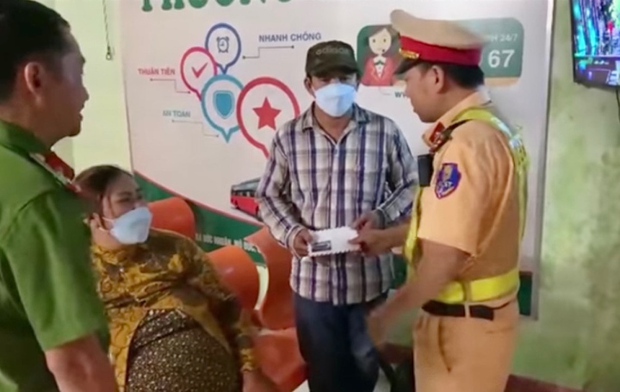 Vợ chồng thai phụ cùng con gái 4 tuổi bị nhà xe bỏ rơi dọc đường - Ảnh 1. Vợ chồng thai phụ cùng con gái 4 tuổi bị nhà xe bỏ rơi dọc đường - Ảnh 1.