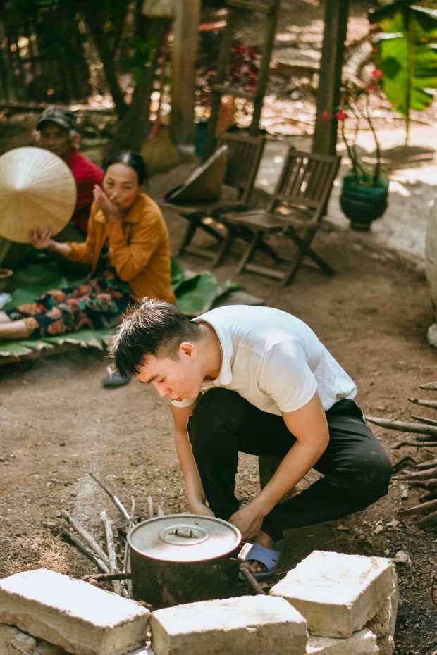 Phóng viên trở về quê gắn bó với căn bếp trên đồi